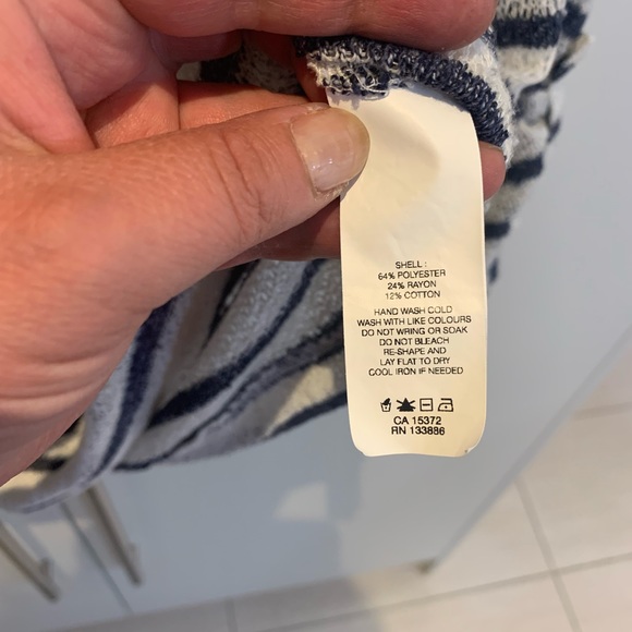 A Joe Fresh 3/4 sleeve shirt that’s loose at the neck. - Picture 6 of 6